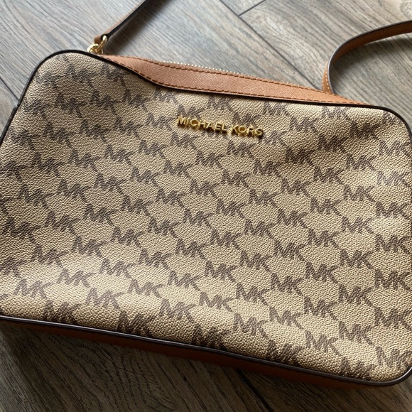 Micheal Kors | Jet Set MK Signature Crossbody Bag